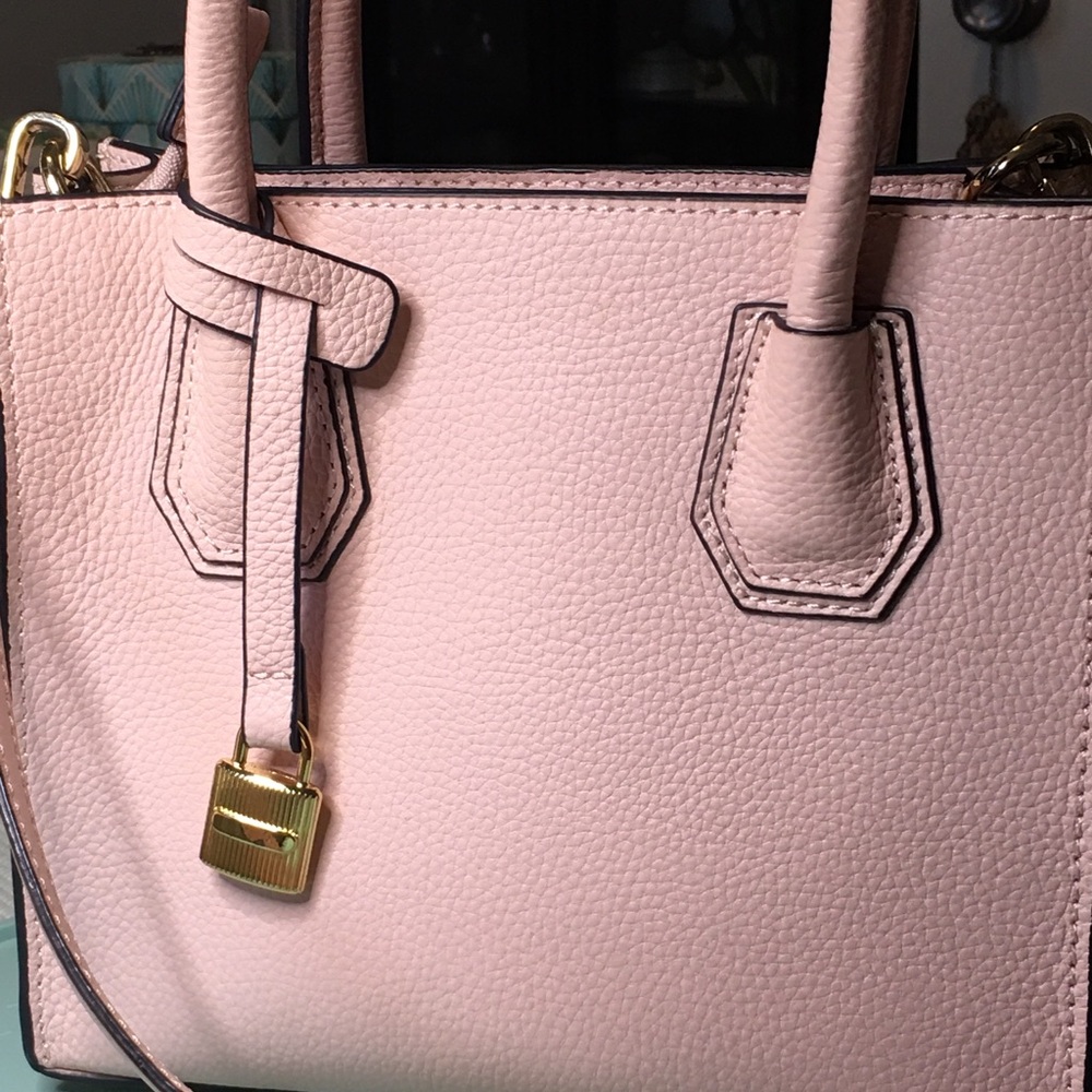 Elegant Pink Leather Handbag with Crossbody Strap - Picture 2 of 13